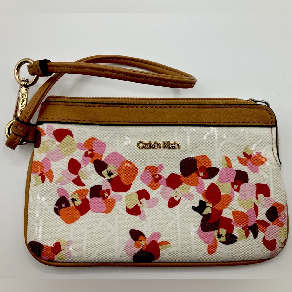 💜CK White and Tan Heart Pattern Wristlet floral and monogram
